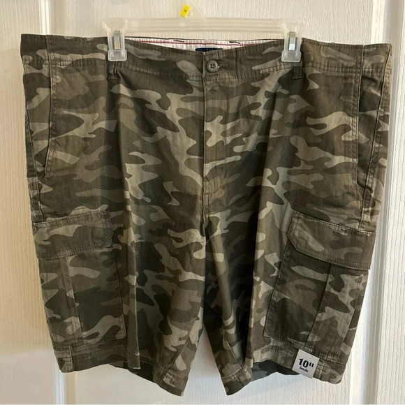 George Men’s At The Knee Cargo Shorts Green Camo 10” Inseam Size 44 NWT - Picture 1 of 7